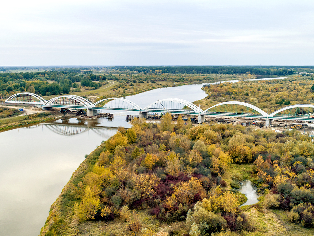 Pociągi jadą nad rzekami