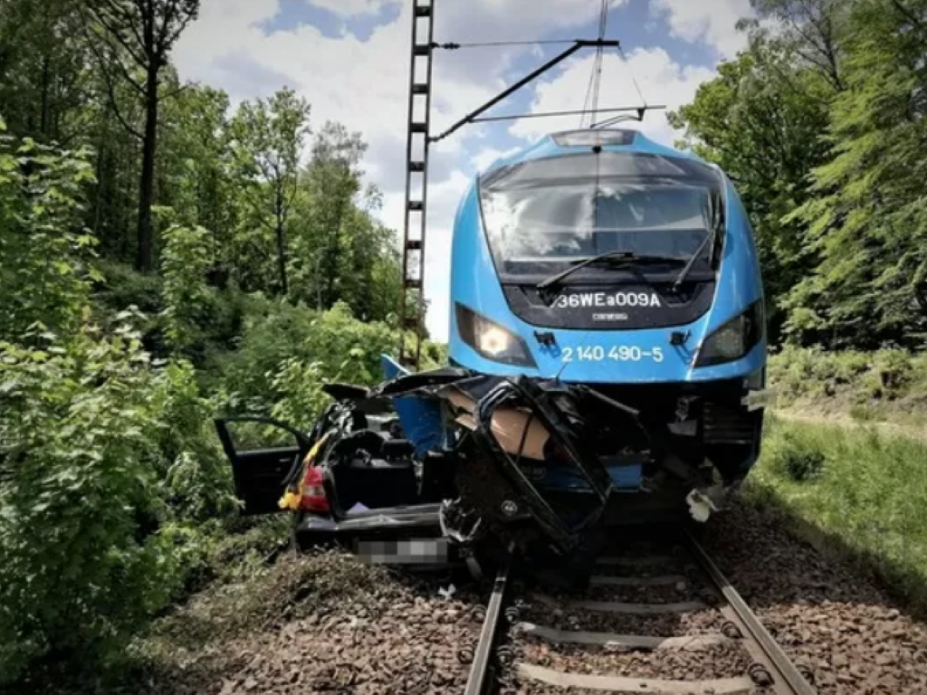 Samochód wjechał pod pociąg Kolei Śląskich. “Sygnalizacja
