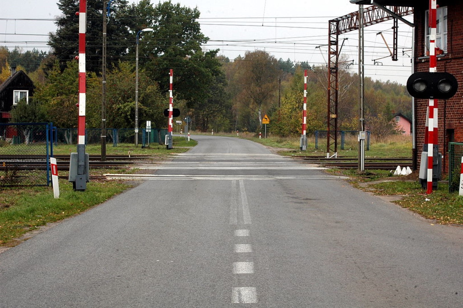 Pociąg zatrzymał się przed otwartym przejazdem. Dróżnik spał