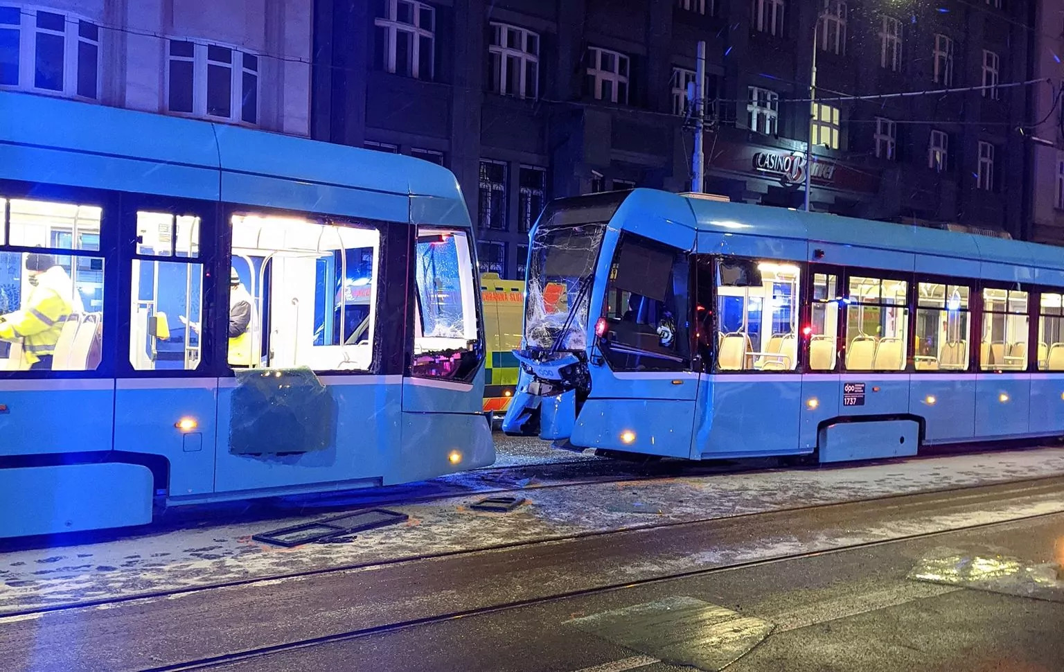 Zderzenie dwóch tramwajów w centrum Ostrawy [FILM]
