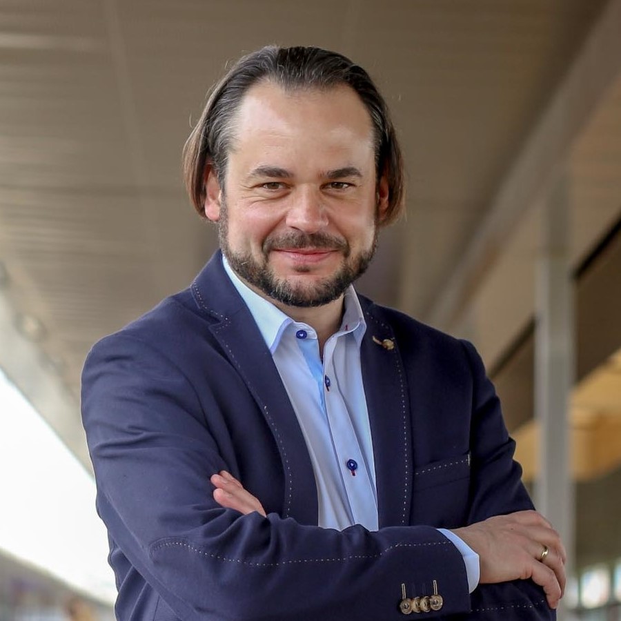 Dr Jakub Majewski: Pozytywnie oceniam program KOLEJ + [WYWIAD]