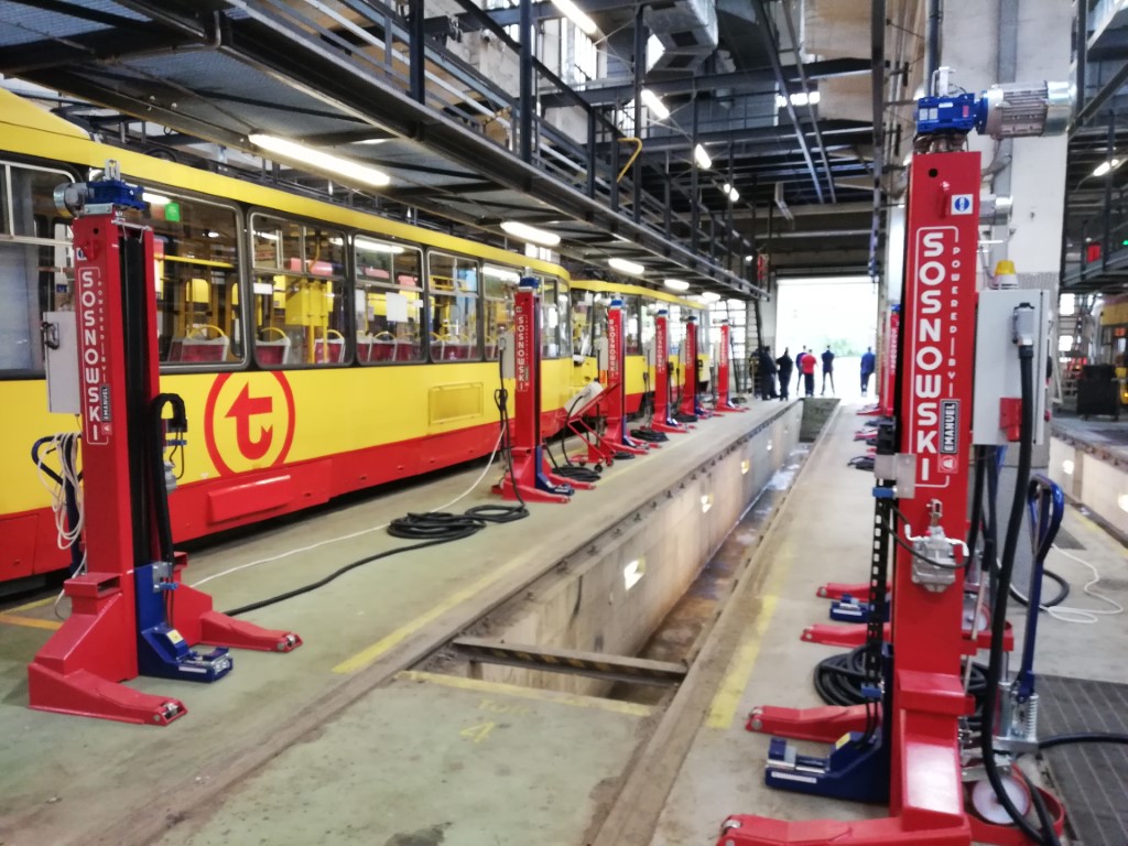 Sosnowski dostarczył dźwignik do Tramwajów Warszawskich