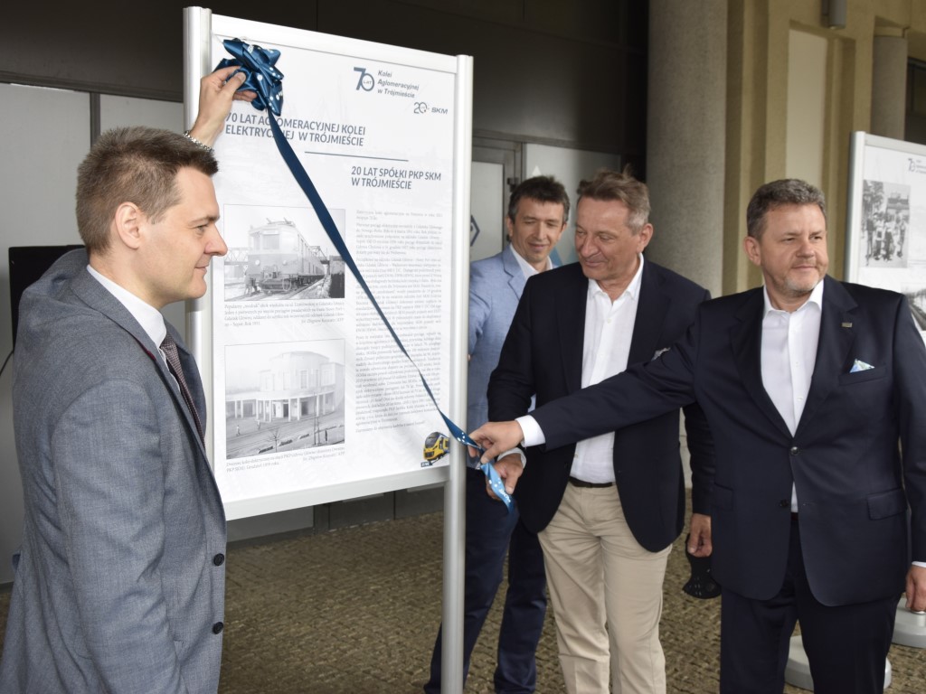 W Gdyni otwarto wystawę fotograficzną poświęconą historii PKP SKM w Trójmieście [ZDJĘCIA]