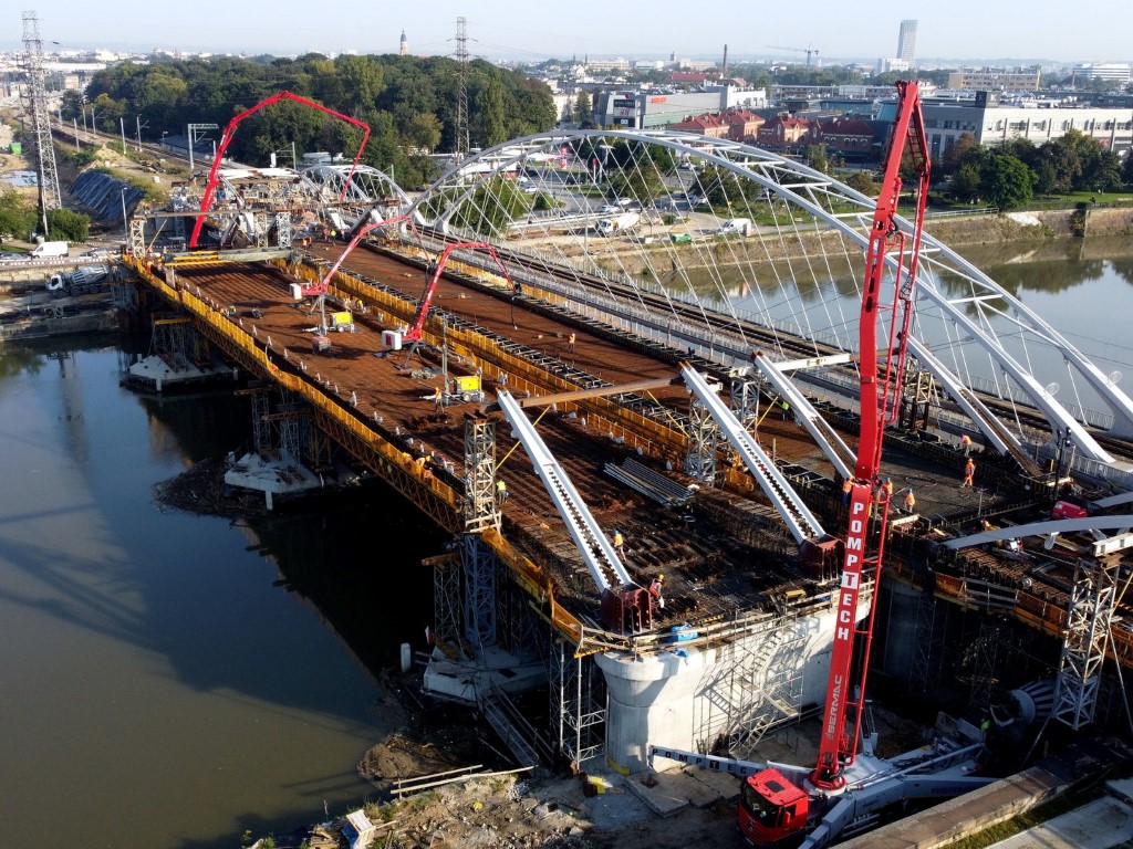 Największe przęsło mostu kolejowego w Krakowie zabetonowane [ZDJĘCIA]