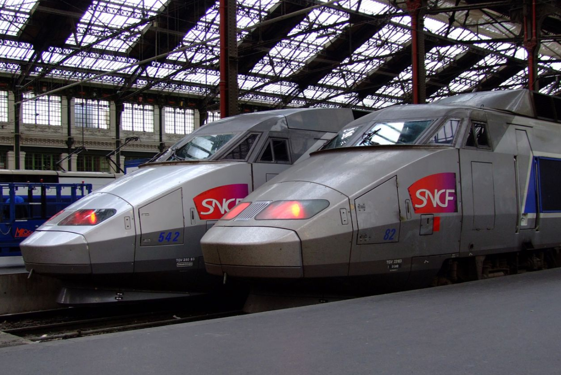 SNCF to francuski państwowy przewoźnik kolejowy powstały w 1938 roku, będący jednym z największych przedsiębiorstw we Francji.
