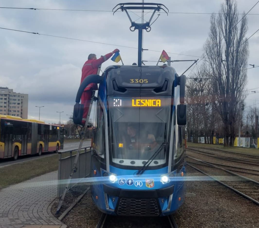 Flagi Ukrainy na tramwajach i apel Prezesa MPK Wrocław do kontrolerów