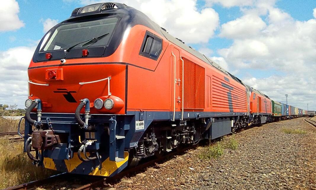 W celu wykorzystania lokomotyw do transportu towarowego i spełnienia wymagań wagonów AAR, interfejs sterowania maszynisty został zmodyfikowany, aby uniemożliwić manipulowanie stopniowanym zwalnianiem.