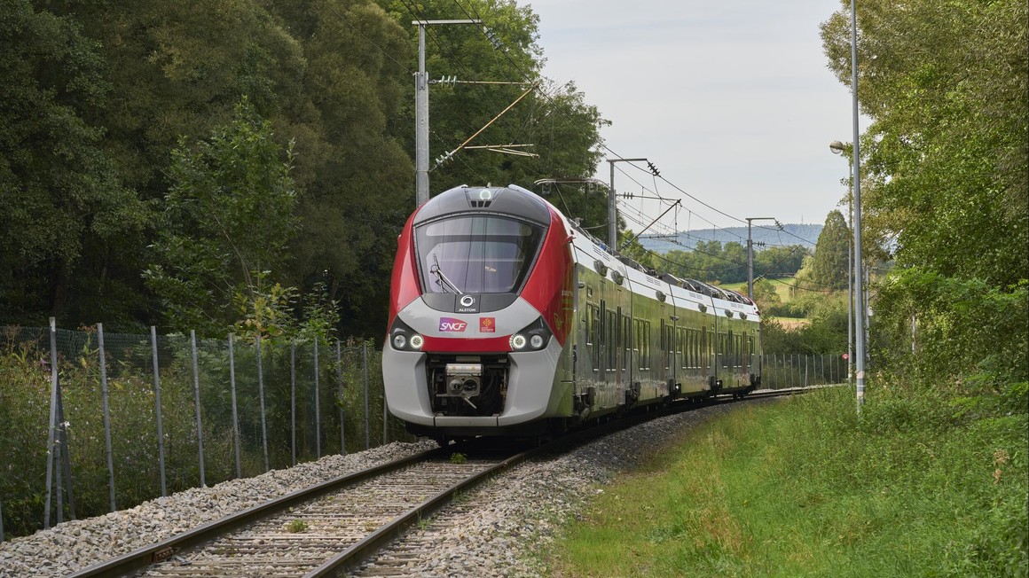 Na francuskie tory wkrótce wyjedzie pierwszy pociąg hybrydowy (fot. Alstom)