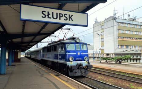 Pociąg przy peronie na stacji Słupsk (fot. Przemysław Zieliński / PKP PLK)