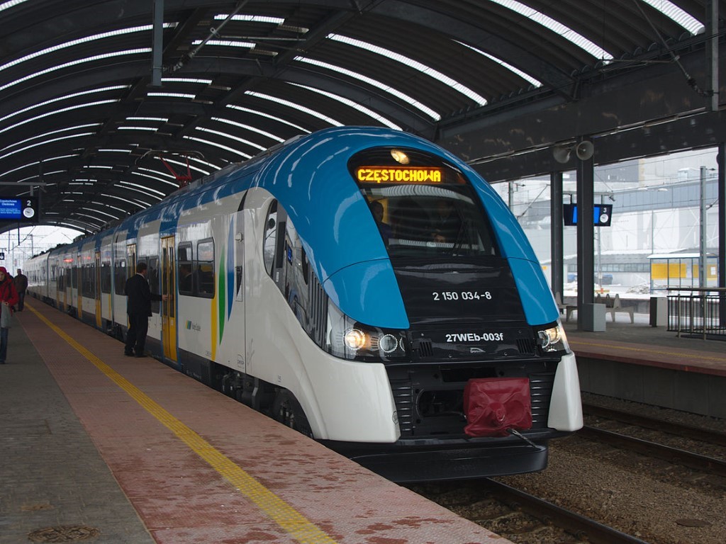 Pociąg Kolei Śląskich na peronie w Katowicach
