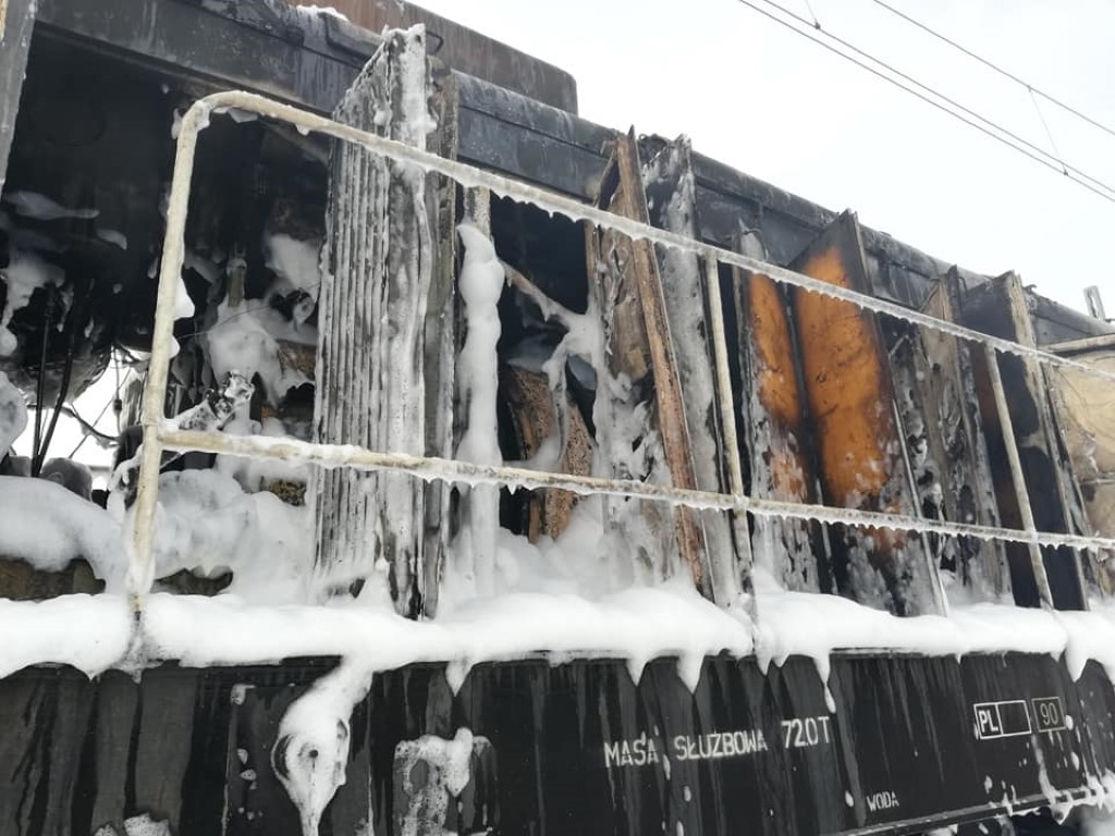 Tak wygląda lokomotywa po pożarze (fot. OSP Zamienie / Facebook)
