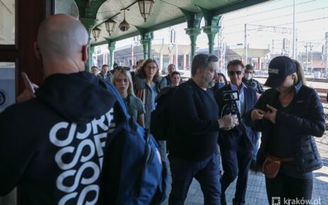 Sean Penn pojawił się 23 marca w punkcie recepcyjno-informacyjnym na dworcu Głównym w Krakowie. (fot. krakow.pl)