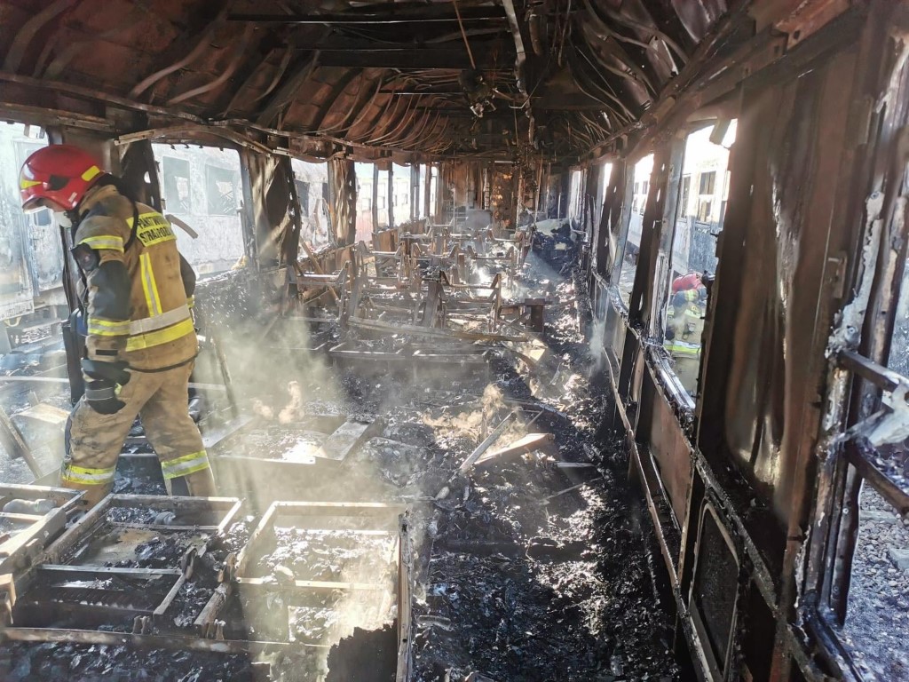Wagony uległy całkowitemu spaleniu (fot. JRG 6 Kraków / Facebook)