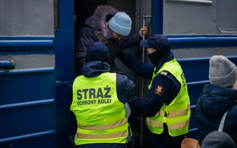 Funkcjonariusze SOK udzielają wsparcia osobom przyjeżdżającym do Polski pociągami (fot. SOK)