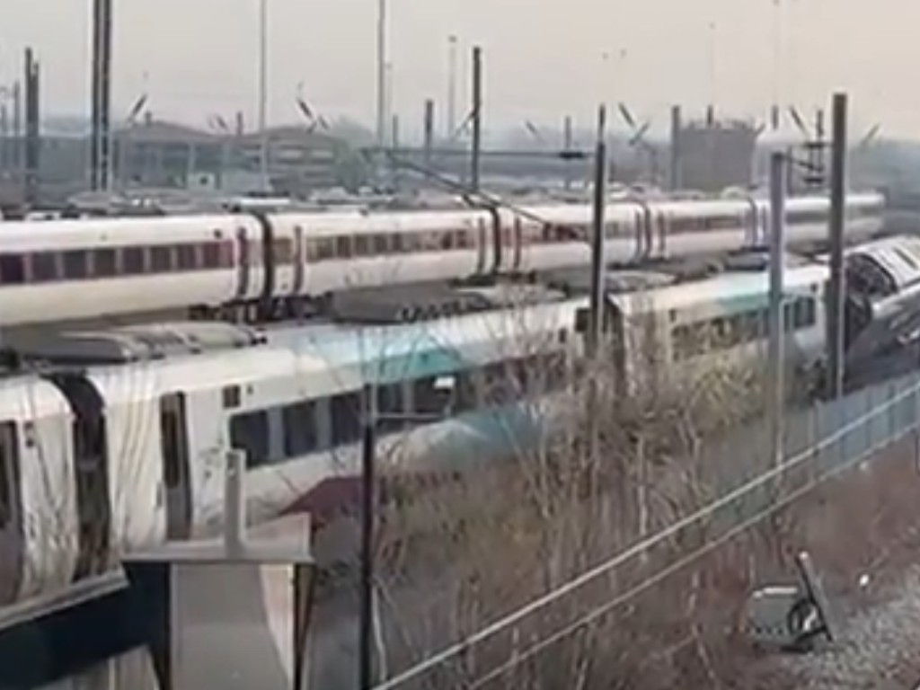 Wykolejenie spowodowało spore zakłócenie ruchu do i ze stacji Newcastle. (fot. kadr z filmu)