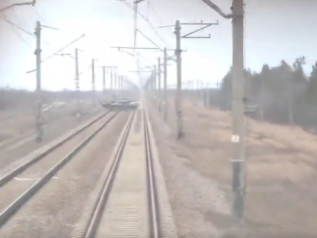 Rosyjski czołg pokonujący ukraińskie tory kolejowe (fot. Kadr z filmu)