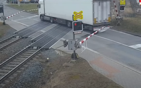 Polska ciężarówka wjechała na przejazd kolejowy mimo włączonej sygnalizacji świetlnej (fot. kadr z filmu)