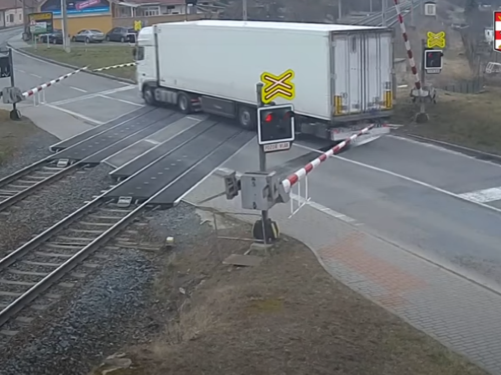 Polska ciężarówka wjechała na przejazd kolejowy mimo włączonej sygnalizacji świetlnej (fot. kadr z filmu)