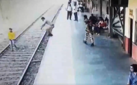 Policjant rzucił się nastolatkowi na pomoc (fot. kadr z filmu)