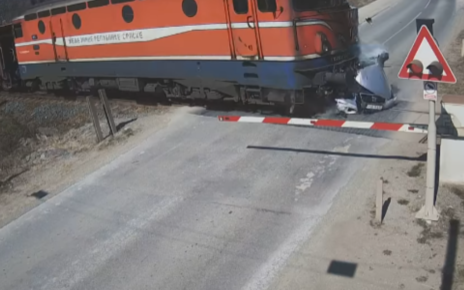 Samochód wjechał pod rozpędzony pociąg towarowy (fot. kadr z filmu)