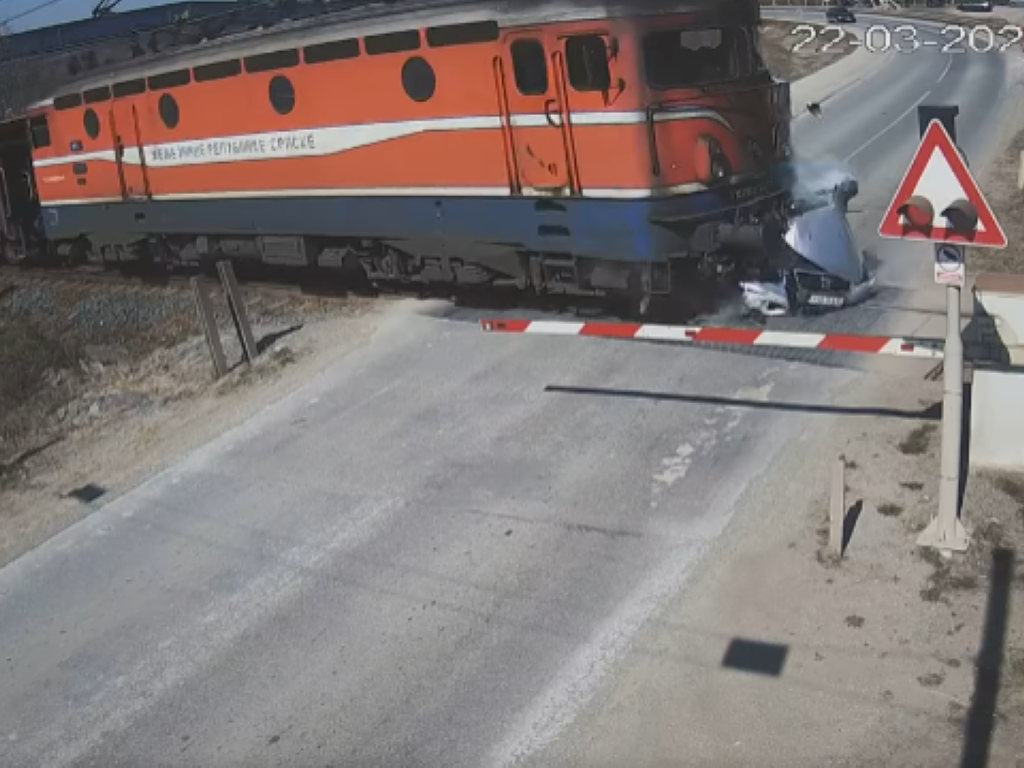 Samochód wjechał pod rozpędzony pociąg towarowy (fot. kadr z filmu)