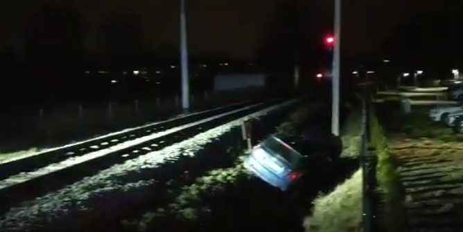 Samochód wjechał pod pociąg. Po zderzeniu auto wylądowało w rowie.