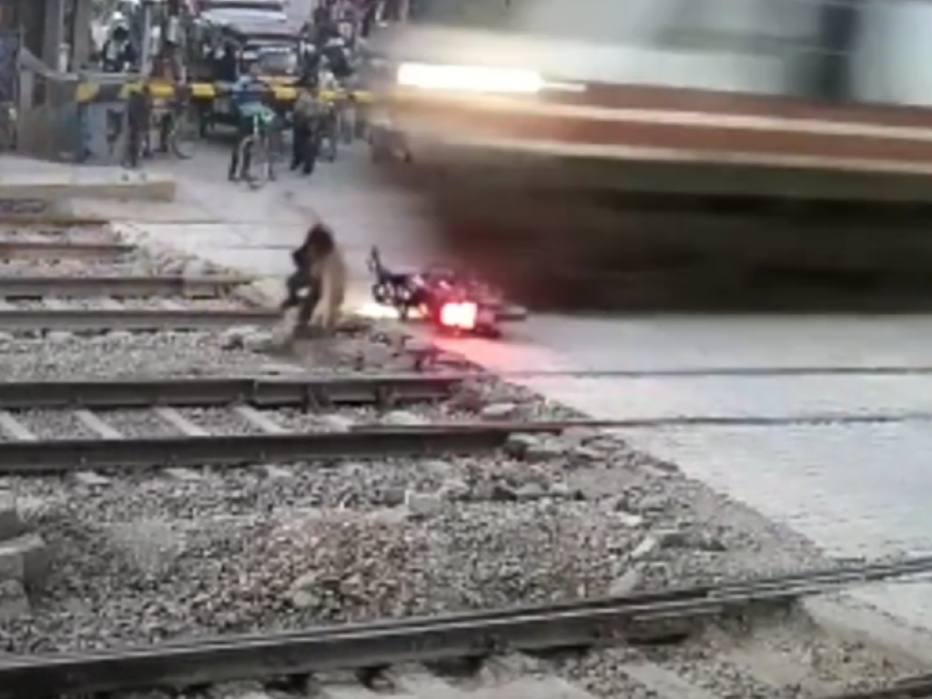 Dramatyczny wypadek nagrała kamera monitoringu, znajdująca się przy przejeździe (fot. kadr z filmu)