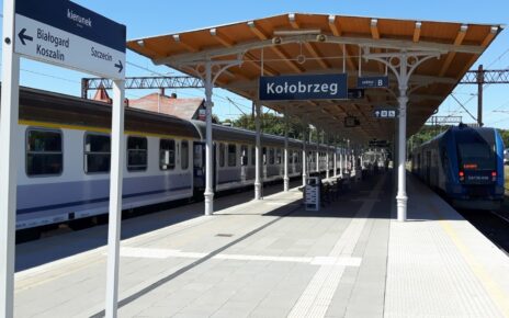 Pociągi przy peronie na stacji w Kołobrzegu (fot. Bartosz Pietrzykowski / PKP PLK)