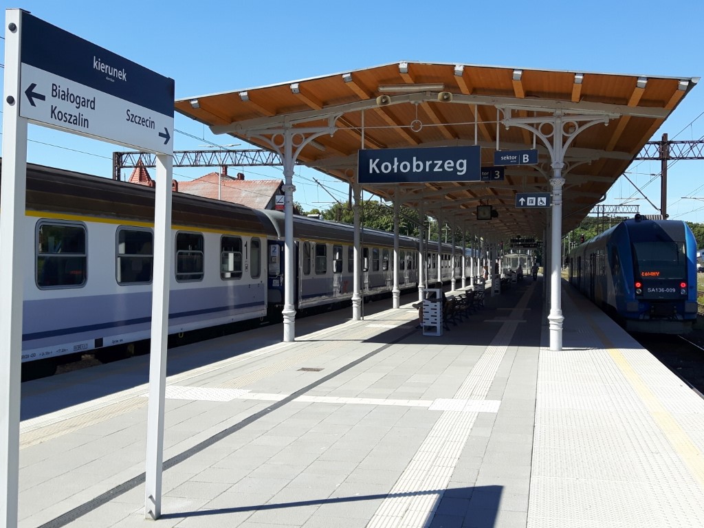 Pociągi przy peronie na stacji w Kołobrzegu (fot. Bartosz Pietrzykowski / PKP PLK)