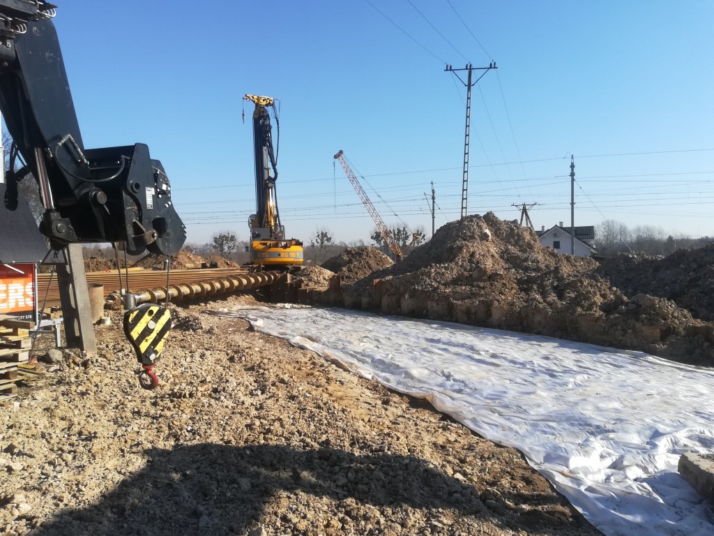 Maszyny na budowie nowego przejścia pod torami w Kiekrzu (fot. Radosław Śledziński / PKP PLK)