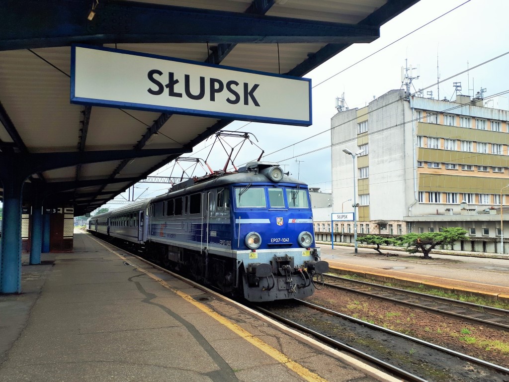 Pociąg przy peronie stacji Słupsk (fot. Przemysław Zieliński / PKP PLK)