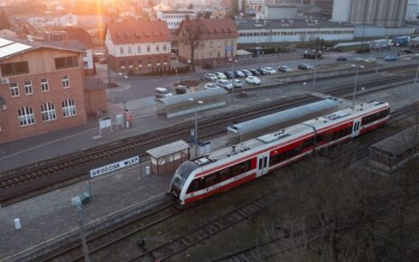 Pociąg przy peronie w Grodzisku Wielkopolskim (fot. Łukasz Bryłowski / PKP PLK)