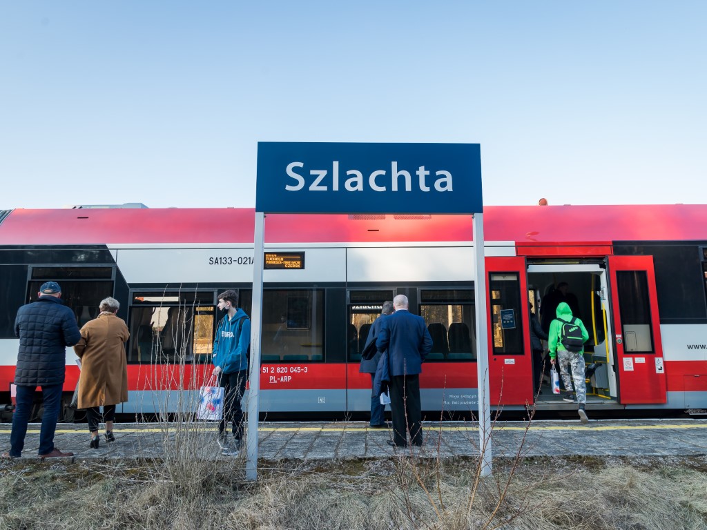 Tuchola. Uroczysta inauguracja połączenia kolejowego Szlachta-Wierzchucin. (Fot: Tomasz Czachorowski/Urząd Marszałkowski)