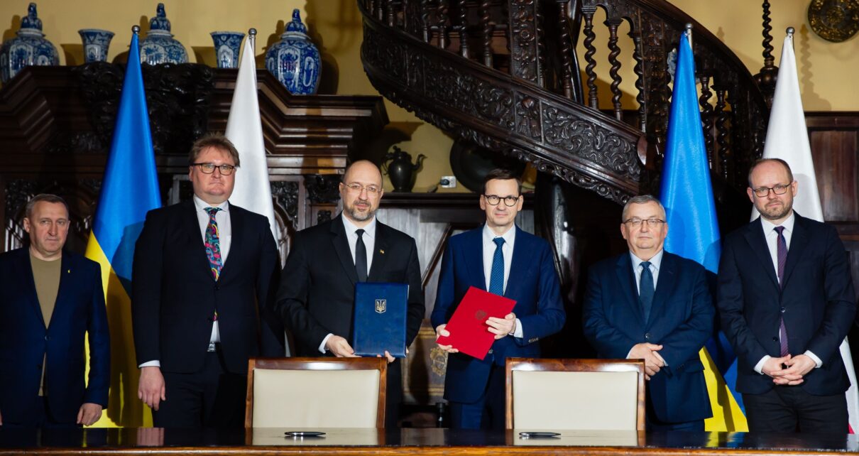 Premier Mateusz Morawiecki i Premier Ukrainy Denys Szmyhal podczas podpisywania memorandum między Polską i Ukrainą o zacieśnianiu współpracy w sektorze kolejowym. (fot. Krystian Maj / KPRM)