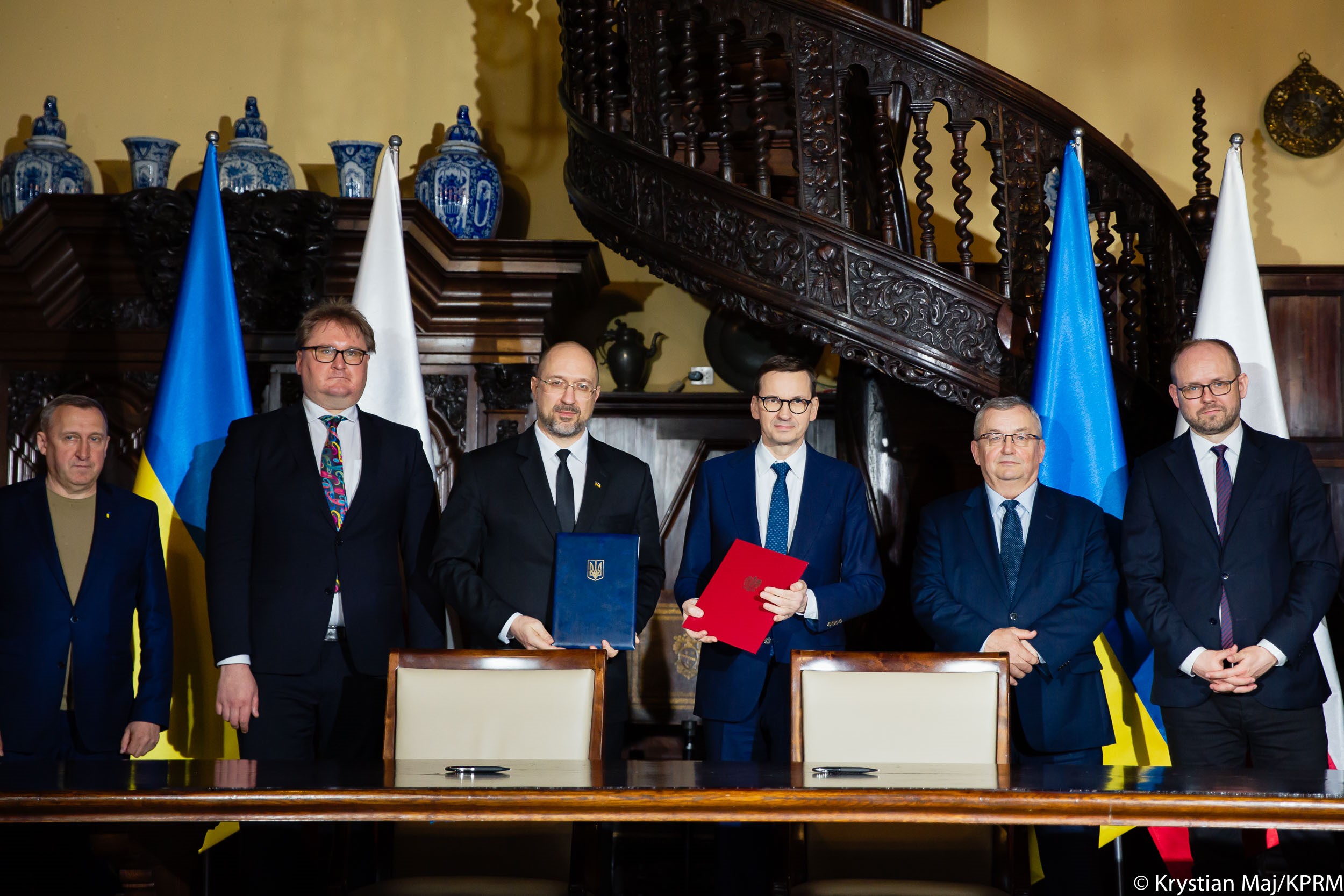 Premier Mateusz Morawiecki i Premier Ukrainy Denys Szmyhal podczas podpisywania memorandum między Polską i Ukrainą o zacieśnianiu współpracy w sektorze kolejowym. (fot. Krystian Maj / KPRM)
