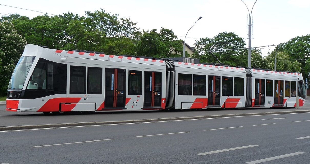Obecnie w Tallinie kursują takie tramwaje (fot. By Dmitry G - Own work, Public Domain, https://commons.wikimedia.org/w/index.php?curid=40649103)