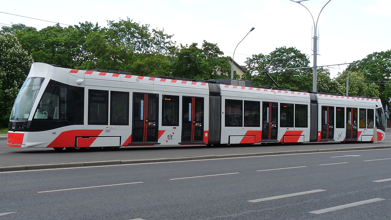 Obecnie w Tallinie kursują takie tramwaje (fot. By Dmitry G - Own work, Public Domain, https://commons.wikimedia.org/w/index.php?curid=40649103)