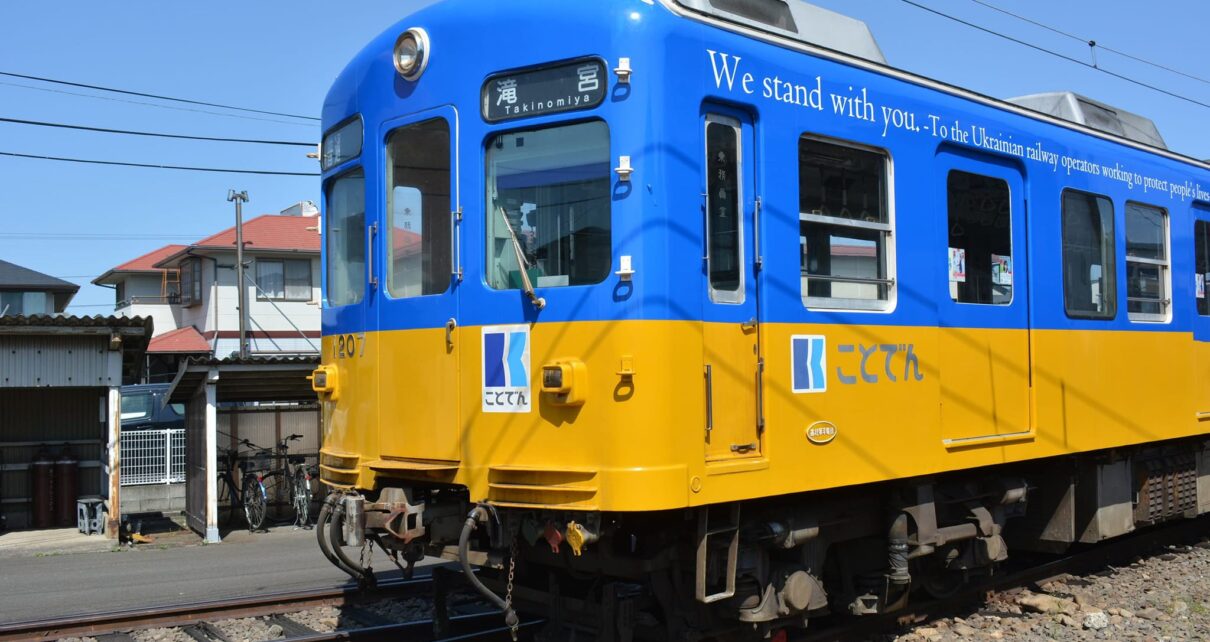 Tak wygląda pociąg, któremu przewoźnik nadał żółto-niebieskie barwy.