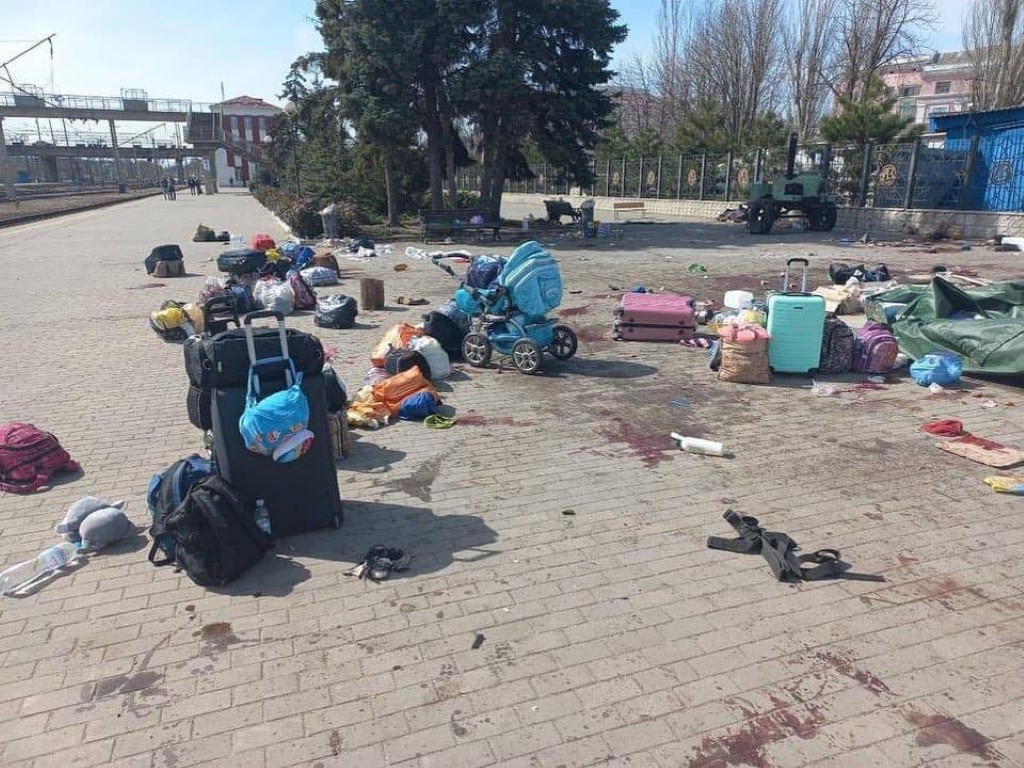 Dramatyczne zdjęcia z ataku Rosjan na ukraińską stację kolejową w Kramatorsku (fot. Twitter)