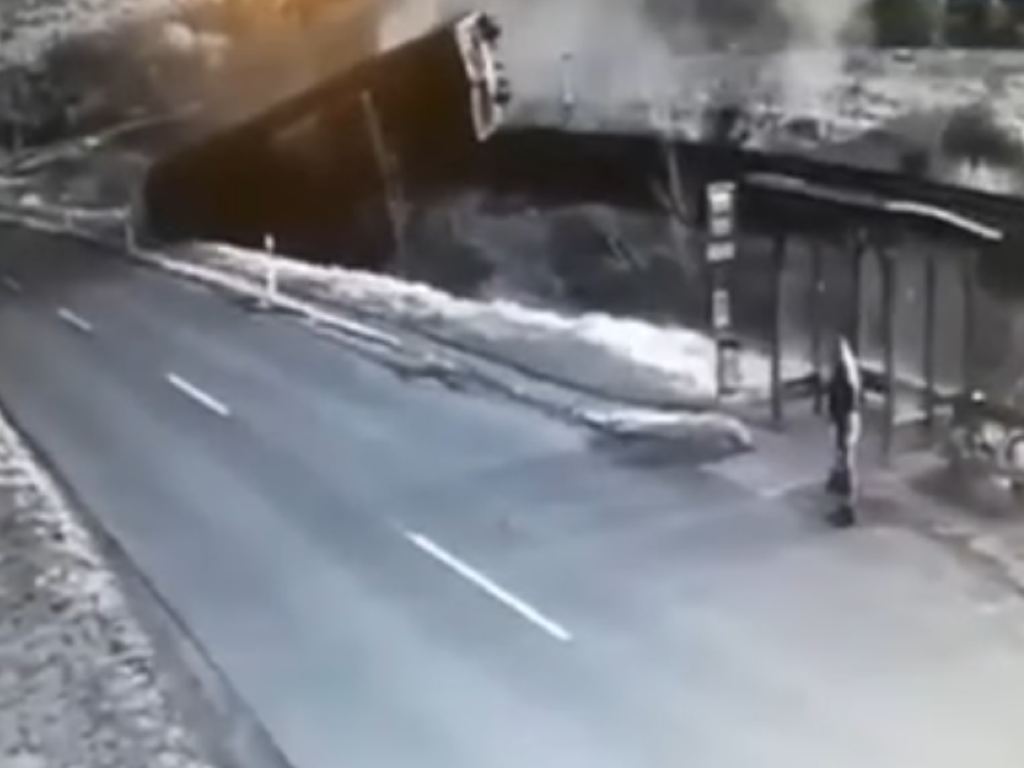 Moment zderzenia pociągu z samochodem typu pick-up (fot. kadr z filmu)