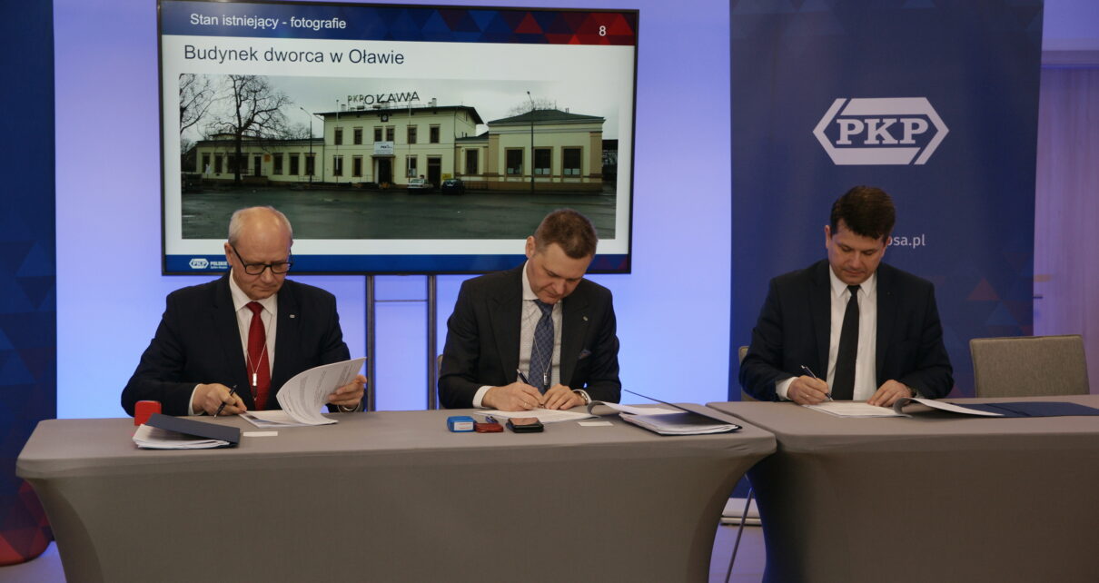 Przedstawiciele PKP SA oraz samorządów lokalnych podpisali na dworcu w Oławie porozumienie ws. inwestycji. (Fot. PKP SA)