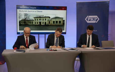 Przedstawiciele PKP SA oraz samorządów lokalnych podpisali na dworcu w Oławie porozumienie ws. inwestycji. (Fot. PKP SA)
