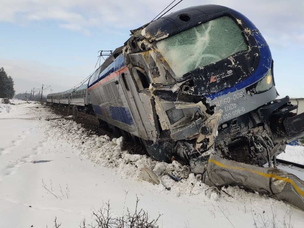 Na pokładzie pociągu PKP Intercity znajdowało się 40 pasażerów. W zderzeniu ranny został maszynista. (Fot. Fot. KWPSP Bialystok)