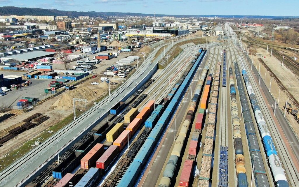 Nowe tory i pociągi towarowe na stacji Gdynia Port (fot. Szymon Danielek / PKP PLK)