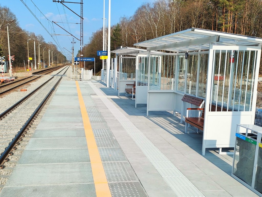 Przebudowany peron na przystanku Kamionki Jezioro (fot. Przemysław Zieliński / PKP PLK)