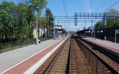 Nowy przystanek w Oławie Zachodniej będzie miał dwa perony. Ich wysokość pozwoli pasażerom na łatwe, a także bezpieczne wsiadanie i wysiadanie z pociągów. (fot. Bogdan Ząbek / PKP PLK)