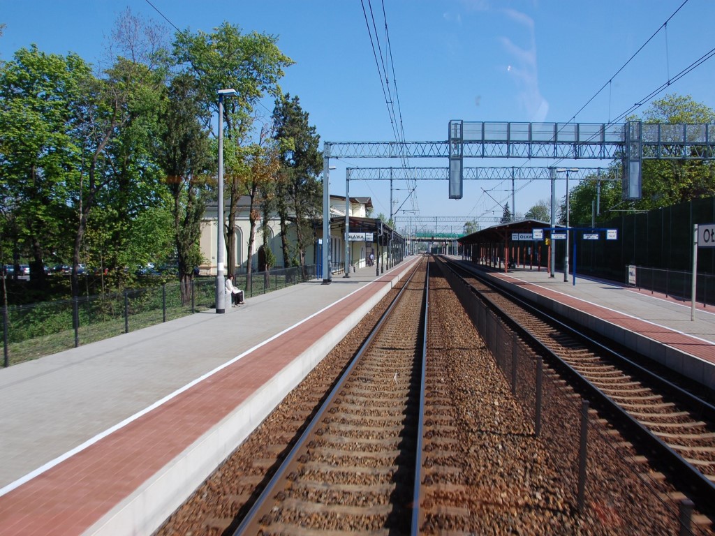 Nowy przystanek w Oławie Zachodniej będzie miał dwa perony. Ich wysokość pozwoli pasażerom na łatwe, a także bezpieczne wsiadanie i wysiadanie z pociągów. (fot. Bogdan Ząbek / PKP PLK)