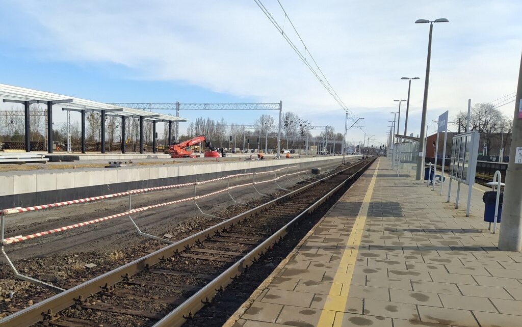 Konstrukcje nowych peronów na stacji Oświęcim (fot. Dorota Szalacha / PKP PLK)