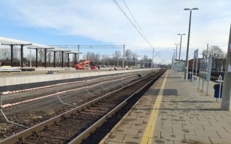 Konstrukcje nowych peronów na stacji Oświęcim (fot. Dorota Szalacha / PKP PLK)