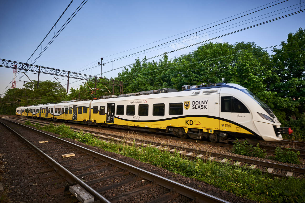 Pociągi do czeskiego Adršpachu będą odjeżdżać z Wrocławia Głównego w każdy weekend. (fot. Koleje Dolnośląskie)